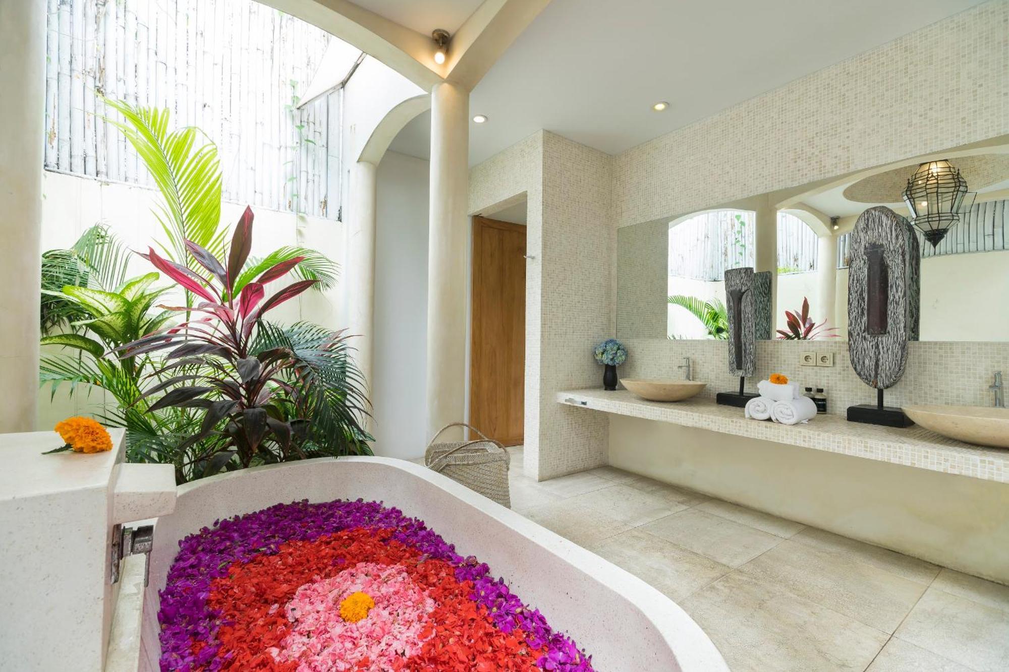Elegant Villa Casabianca - Tropical Pool & Garden, Near Potato Head Beach Club! เซมินยัค ภายนอก รูปภาพ